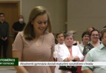 LITOMĚŘICE: Absolventi gymnázia dostali maturitní vysvědčení v hradu