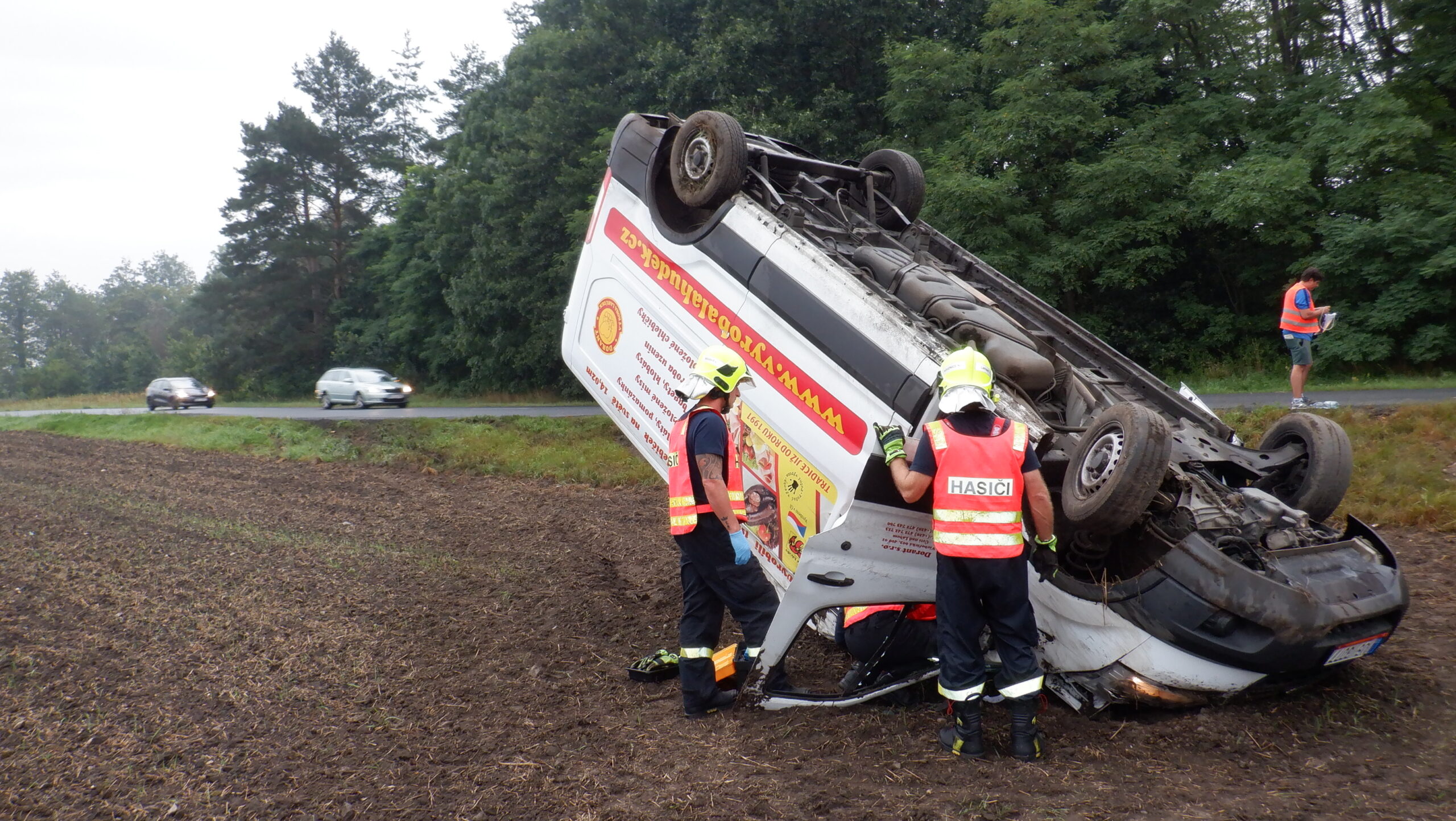 U Chodoun se na střechu převrátila dodávka