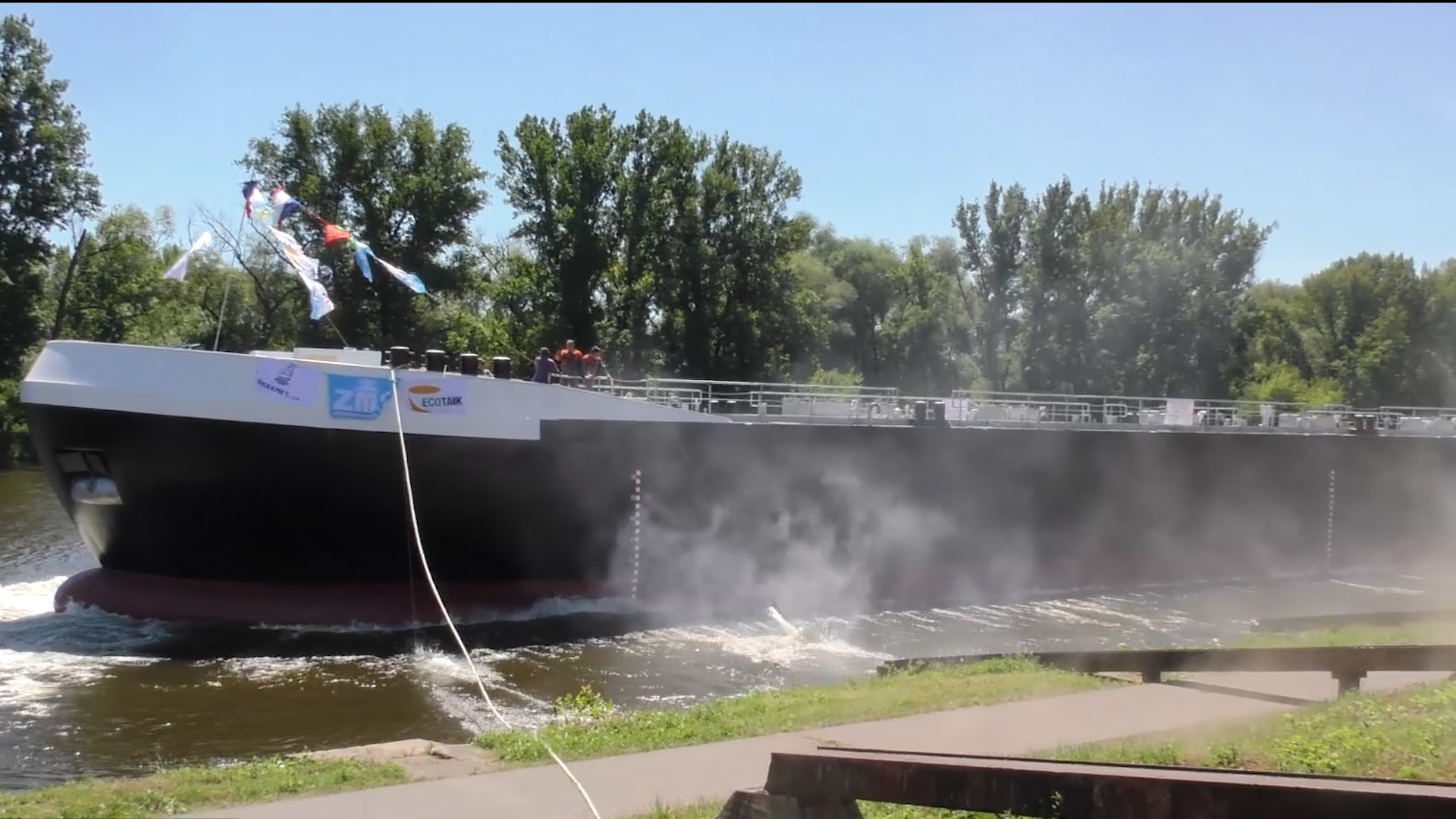 LHOTKA: Spouštění říčního tankeru na Labe