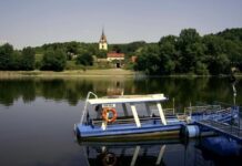 Žernosecký přívoz jezdí díky podpoře okolních obcí i v srpnu