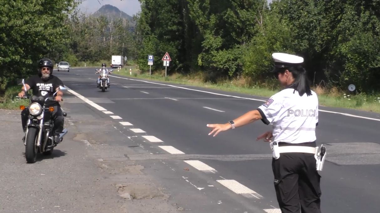 ÚŠTĚK: Policisté rozdávali motorkářům reflexní prvky