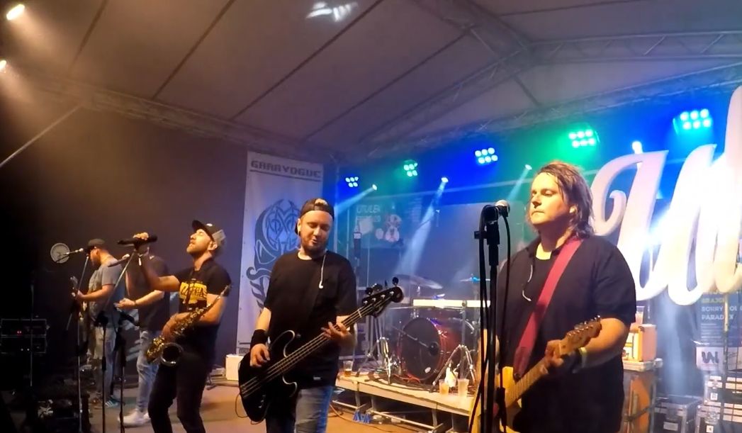 BRNÁ: Koronaviru navzdory benefiční Útulek fest proběhl