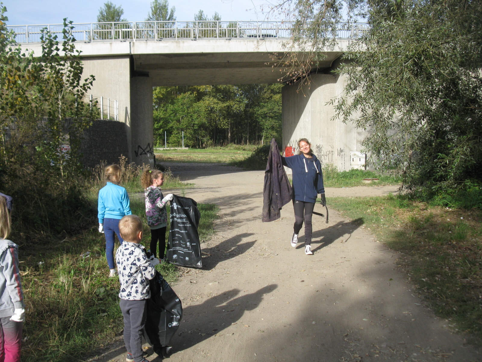 Litomíci uklízeli pod Tyršovým mostem