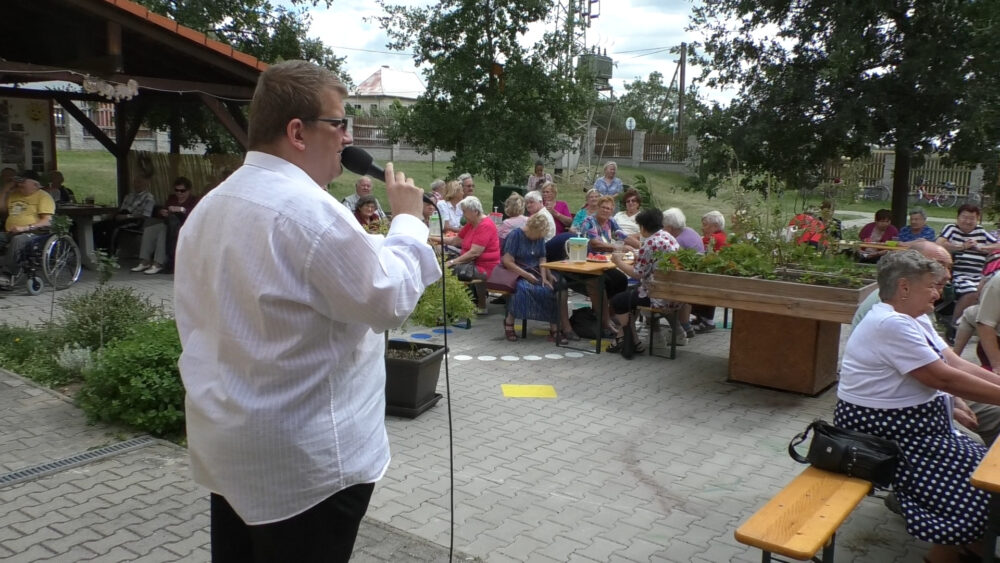 ŠTĚTÍ: Na zahradě u Domu s chráněnými byty proběhl druhý koncert pro seniory