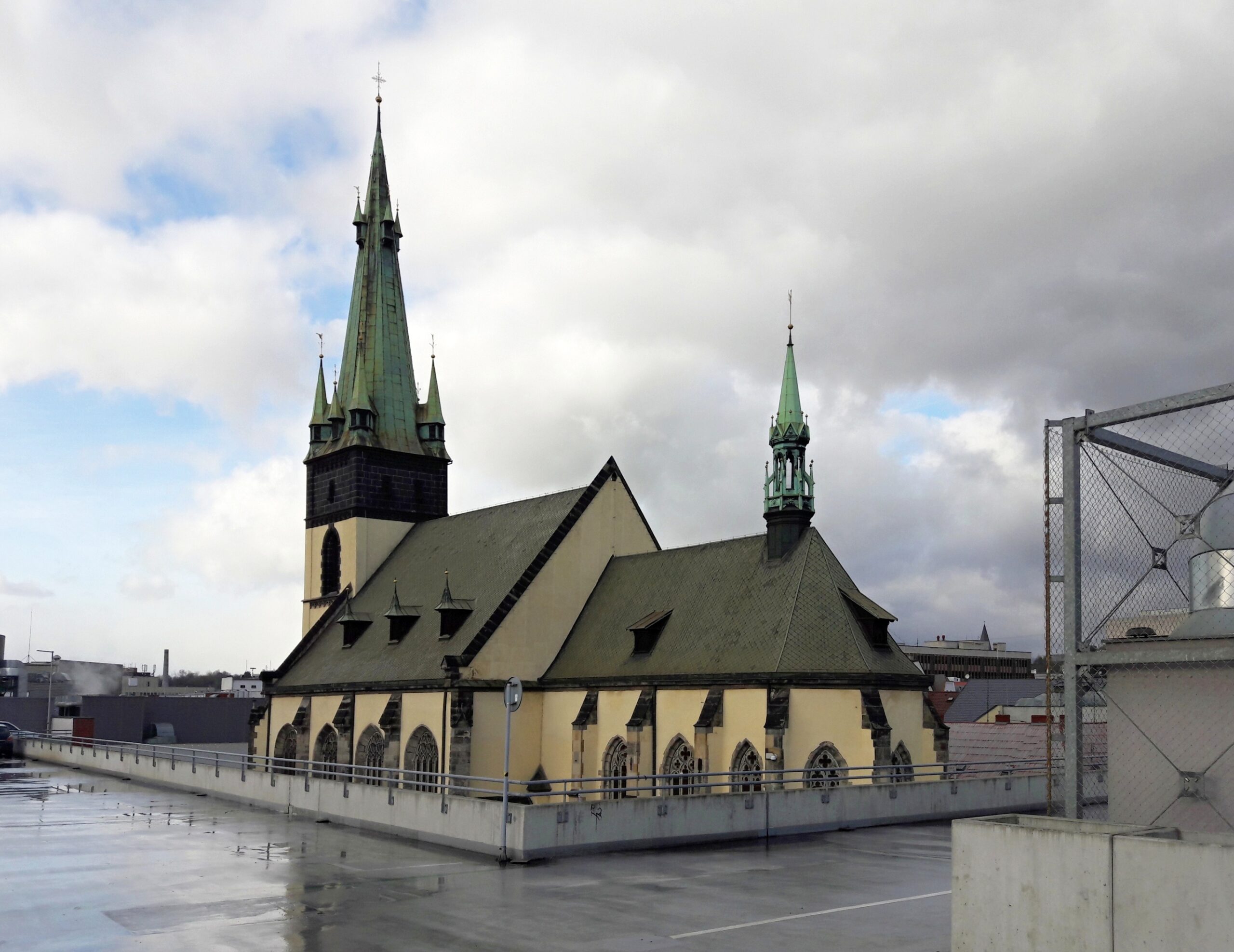 Šikmý kostel v Ústí nad Labem bude originálně nasvícen