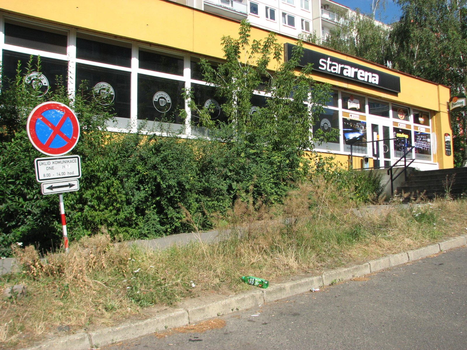 Zákon vyhnal kuřáky před provozovny, ti ruší noční klid