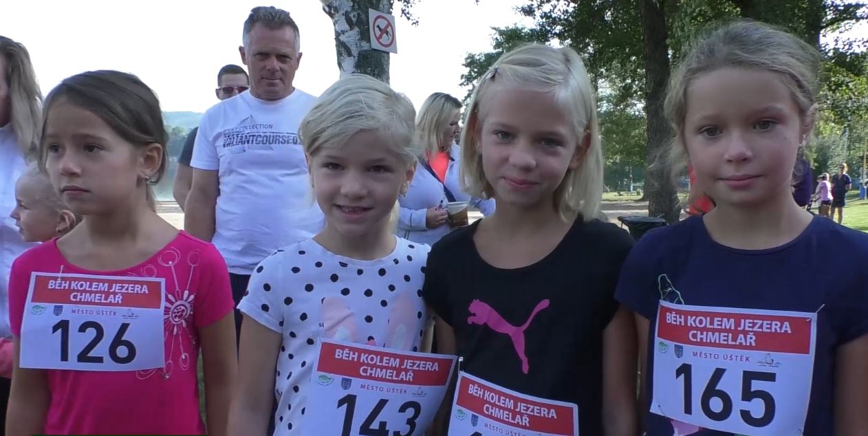 ÚŠTĚK: Kolem jezera Chmelař letos běželo 150 účastníků