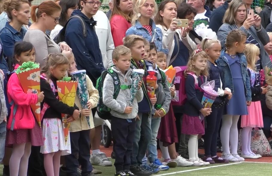 LITOMĚŘICE: ZŠ Boženy Němcové zahájila školní rok písničkami a pod širým nebem