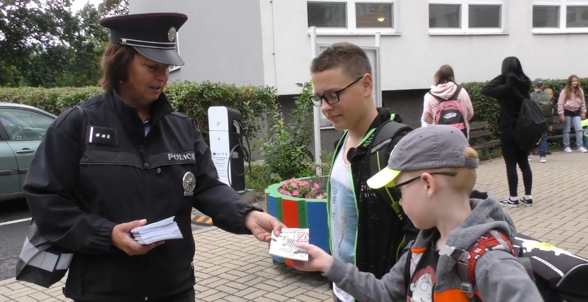 LITOMĚŘICE: Policisté v těchto dnech radí školákům, jak správně přecházet přechody
