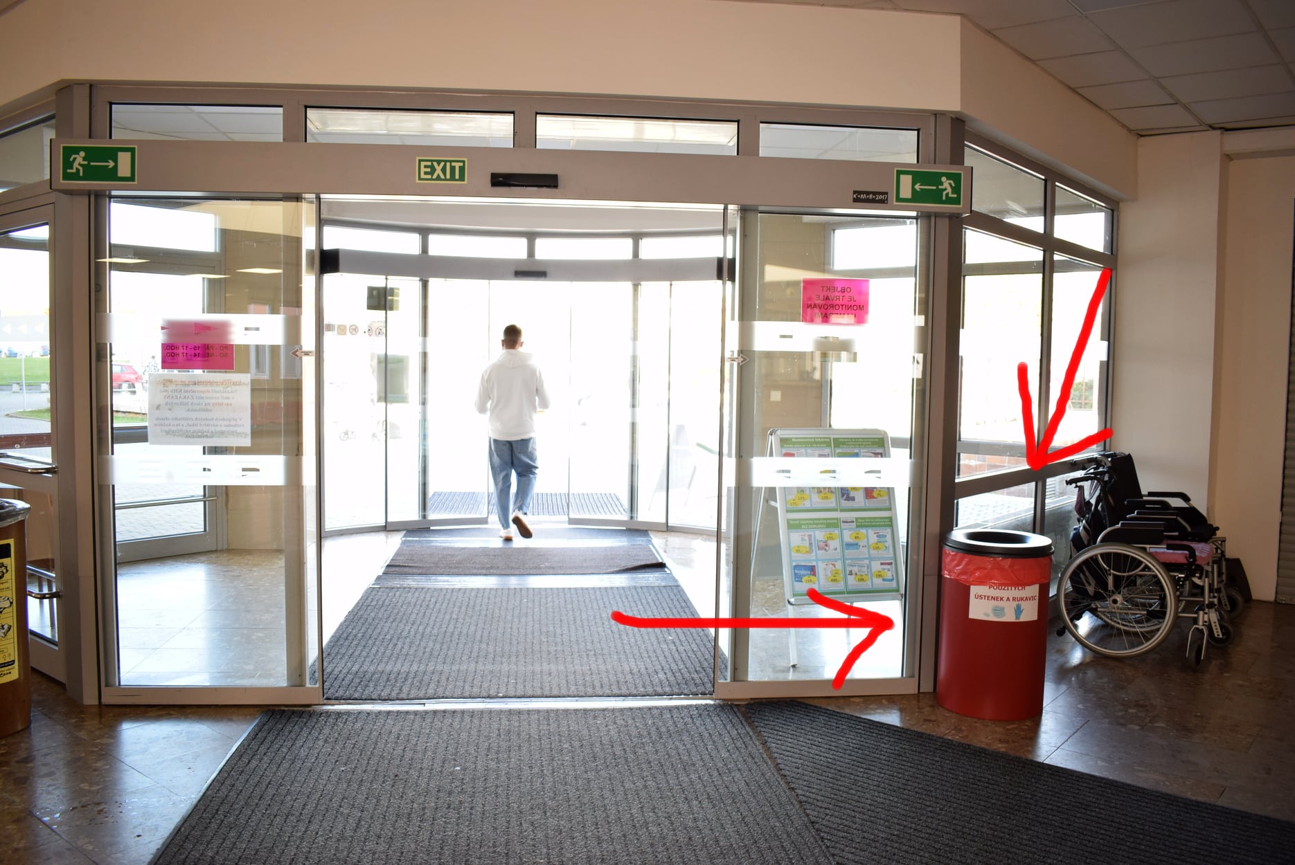 Litoměřická nemocnice má u vstupu speciální odpadkový koš