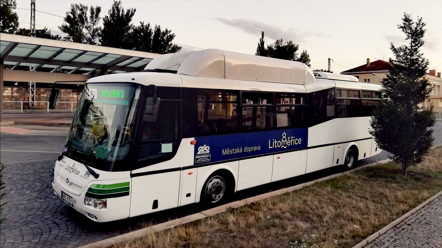Do autobusů ode dneška pouze prostředními dveřmi
