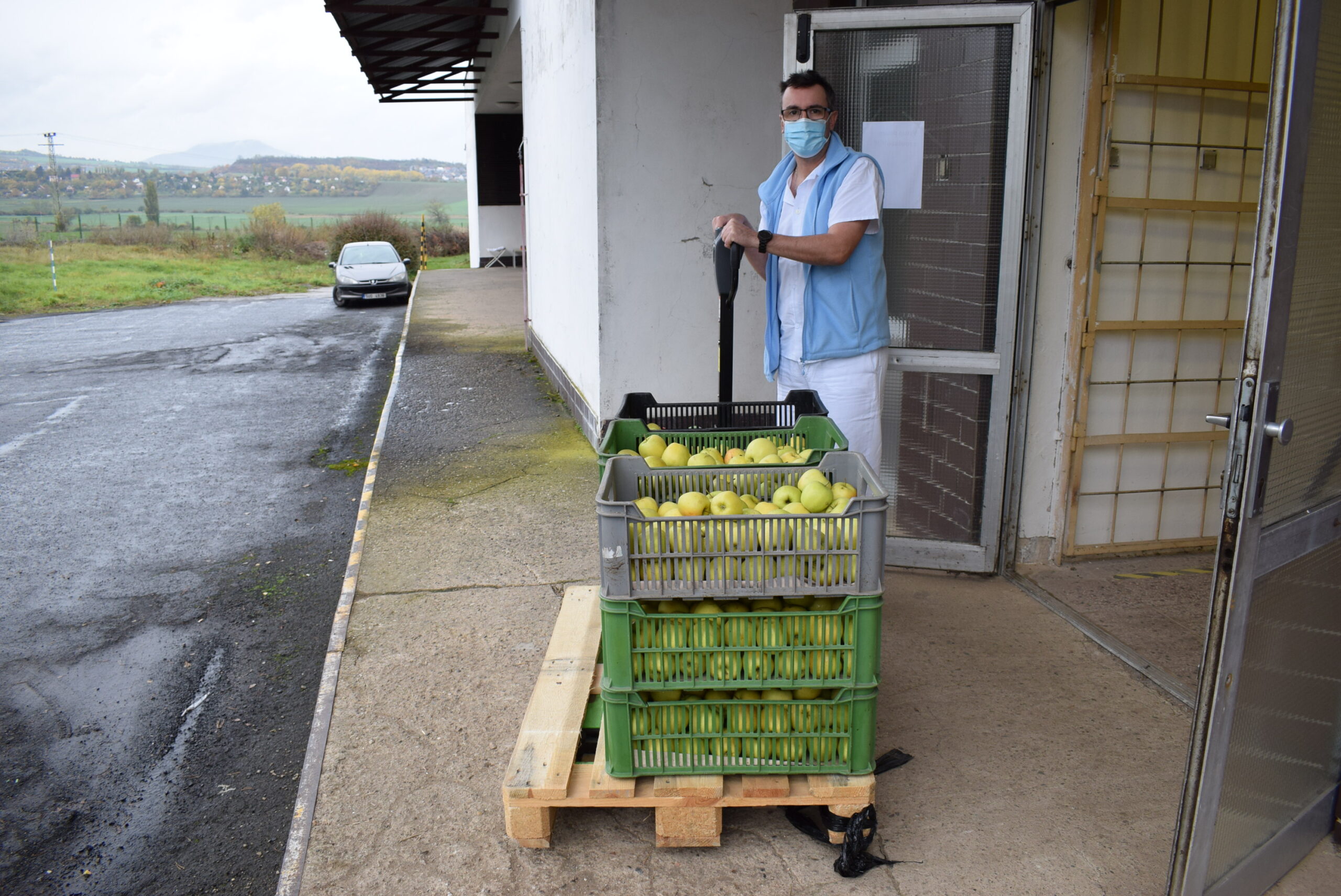 Zemědělské družstvo Klapý opět darovalo nemocnici jablka