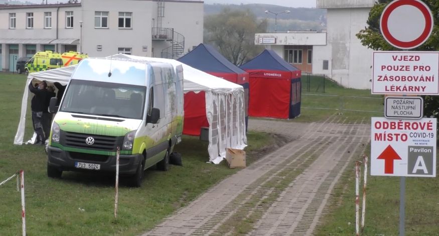 LITOMĚŘICE: Pro čekající na testování vyrostly před nemocnicí stany