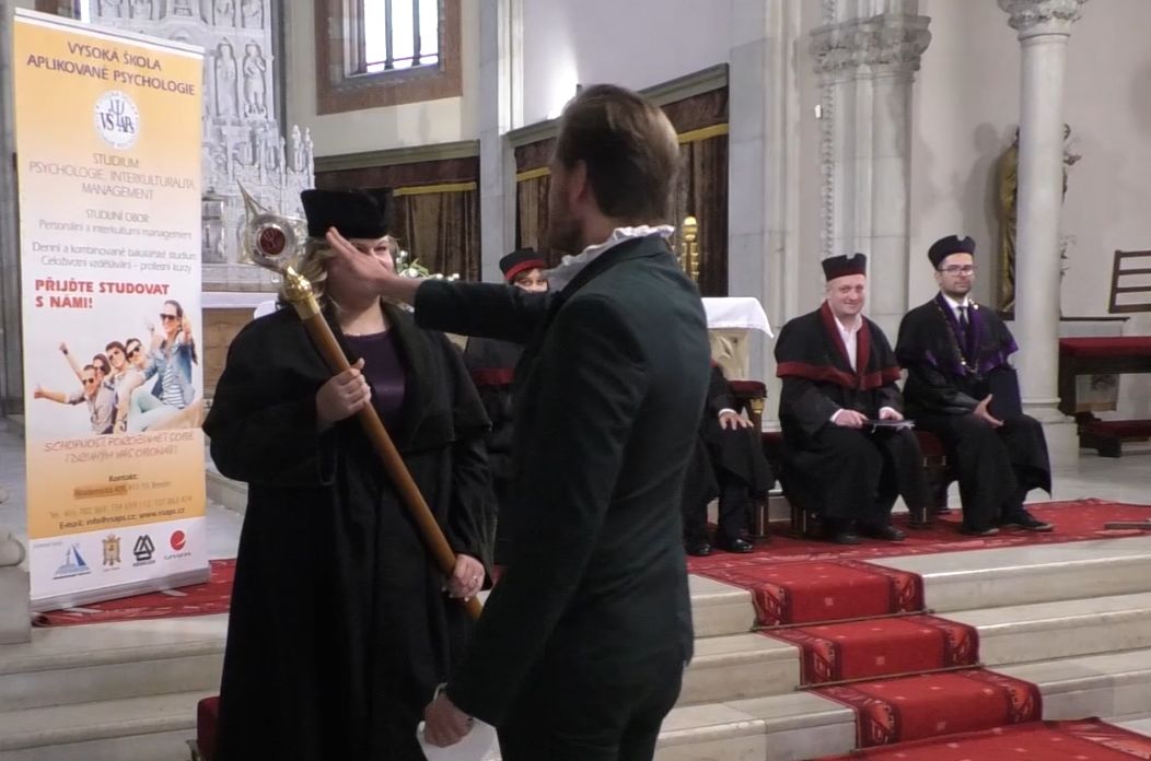DUBÍ/TEREZÍN: Promoce VŠAPS proběhla netradičně v kostele