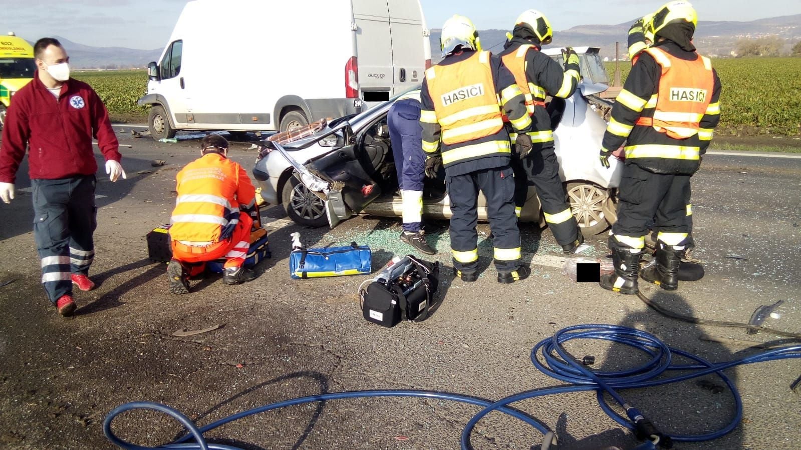 Vážná dopravní nehoda mezi Lovosicemi a Terezínem. Přiletěl i vrtulník