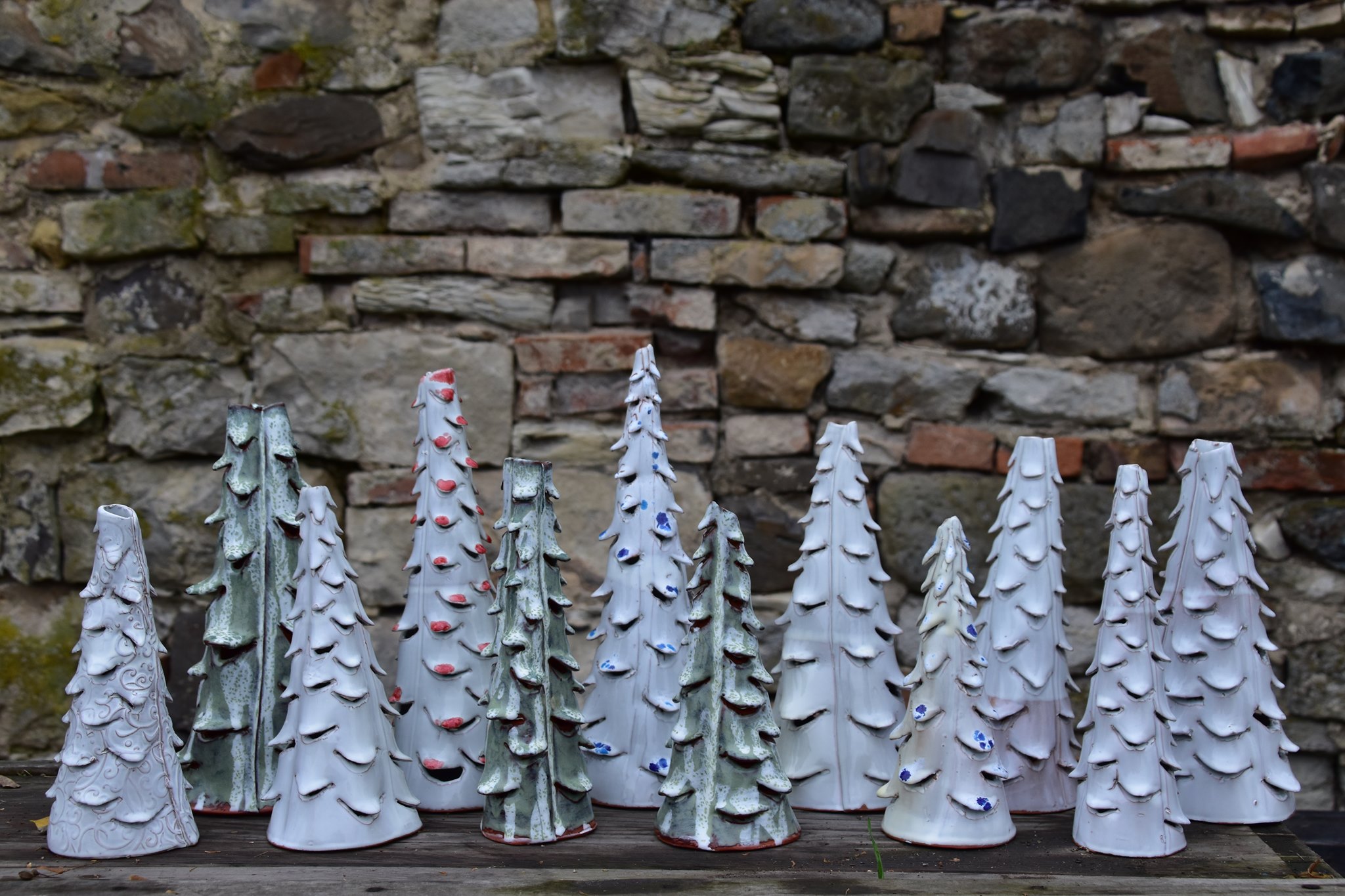 Jak na výrobu stromečků z hlíny? Keramická kavárna pořádá on-line kurz. A dá Vám zdarma i hlínu na tvoření!