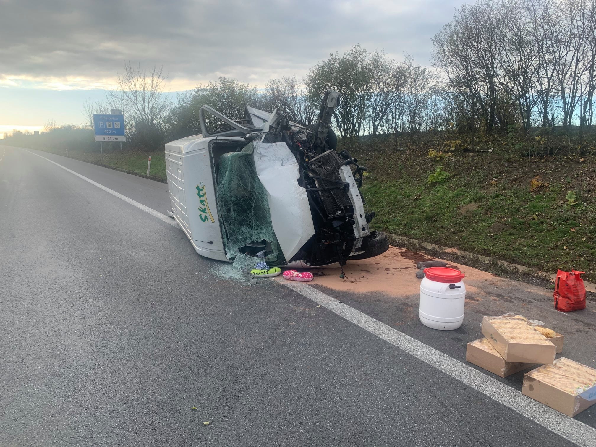 Tragická dopravní nehoda čtyř aut u Lukavce, jeden člověk zemřel