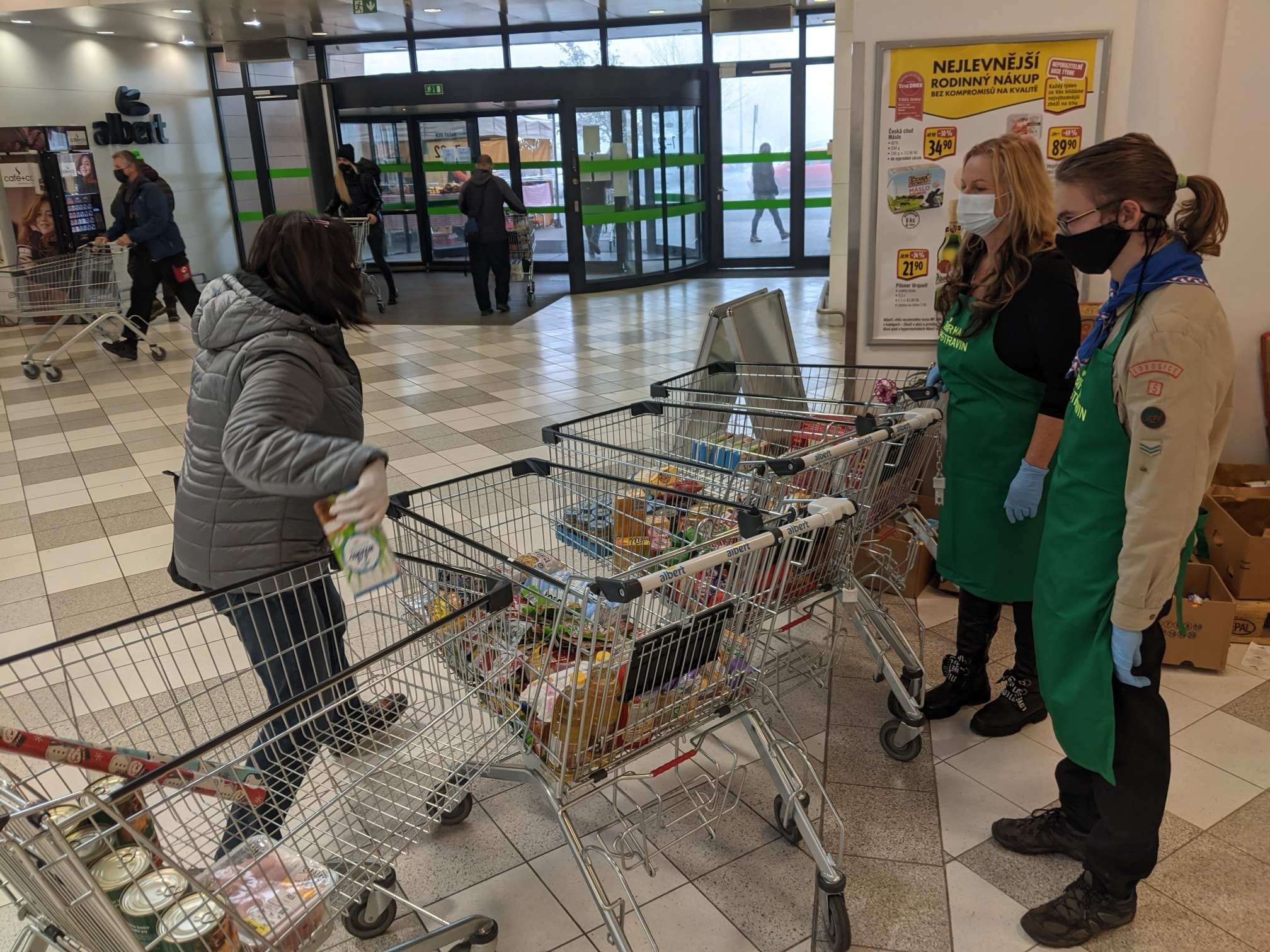 Sbírka potravin v Ústeckém kraji měla úspěch, pro potřebné se vybralo více než loni