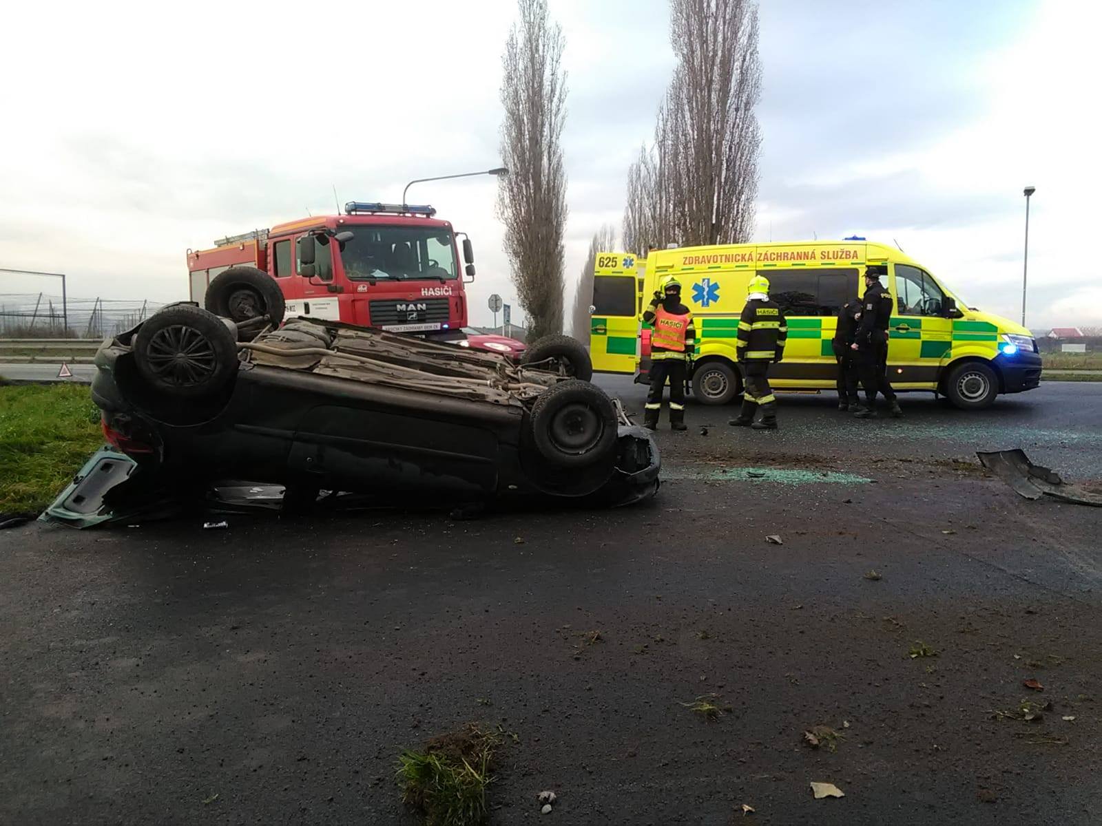 Dopravní nehoda u Roudnice – auto se převrátilo na střechu