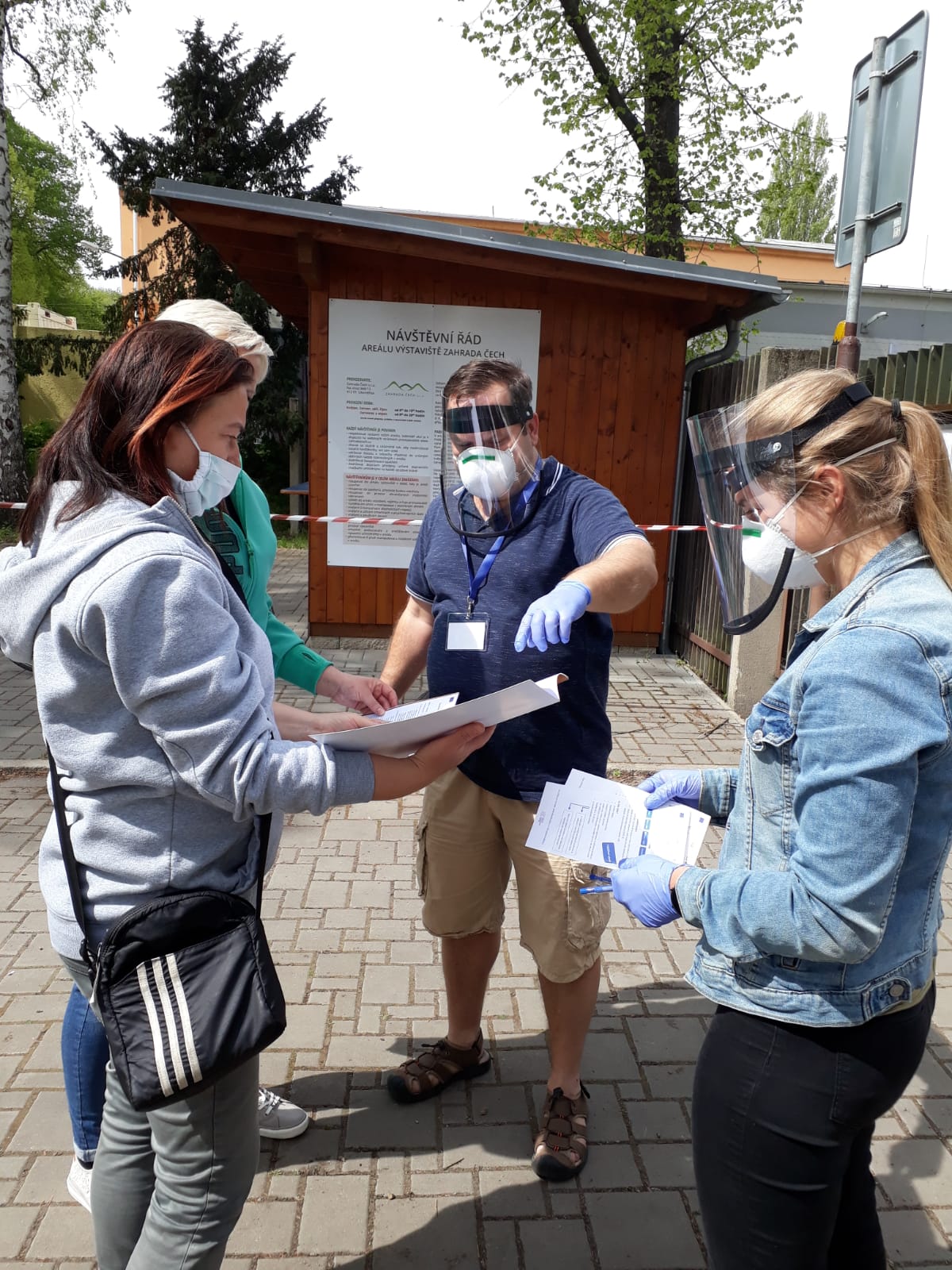 V boji s covidem v Litoměřicích pomáhají i dobrovolníci z Diecézní charity