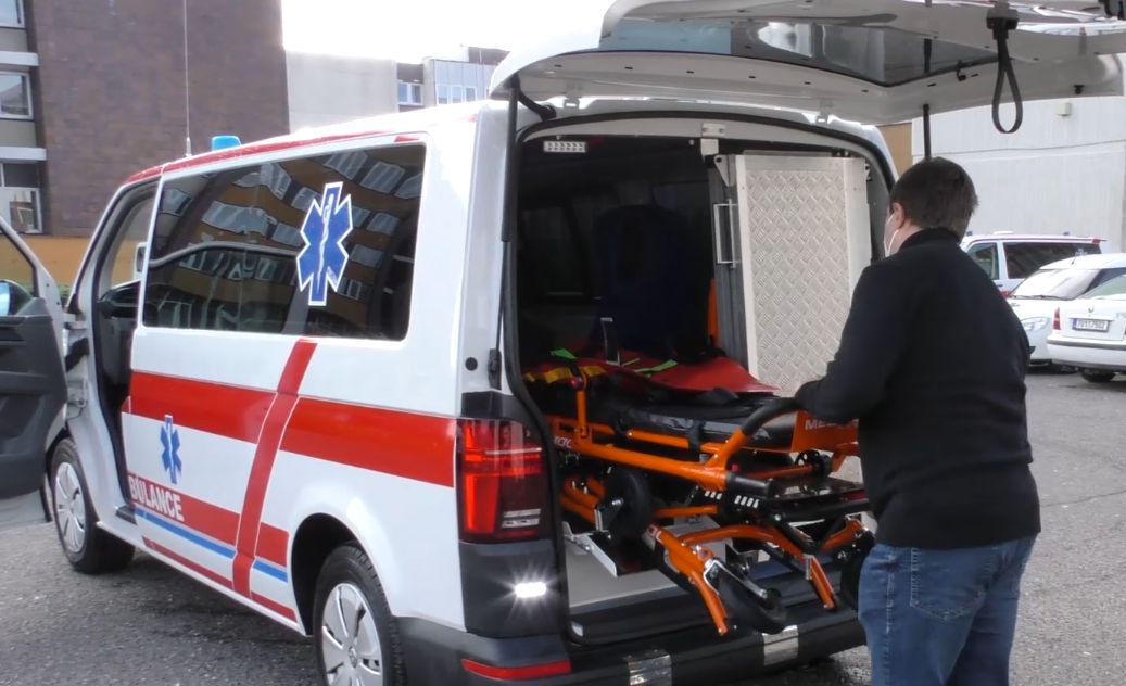 LITOMĚŘICE: Nemocnice převzala novou sanitku