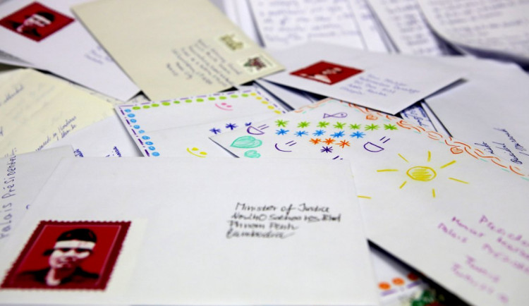 Školáci z Ústí nad Labem píšou dopisy neznámým seniorům v domovech důchodců