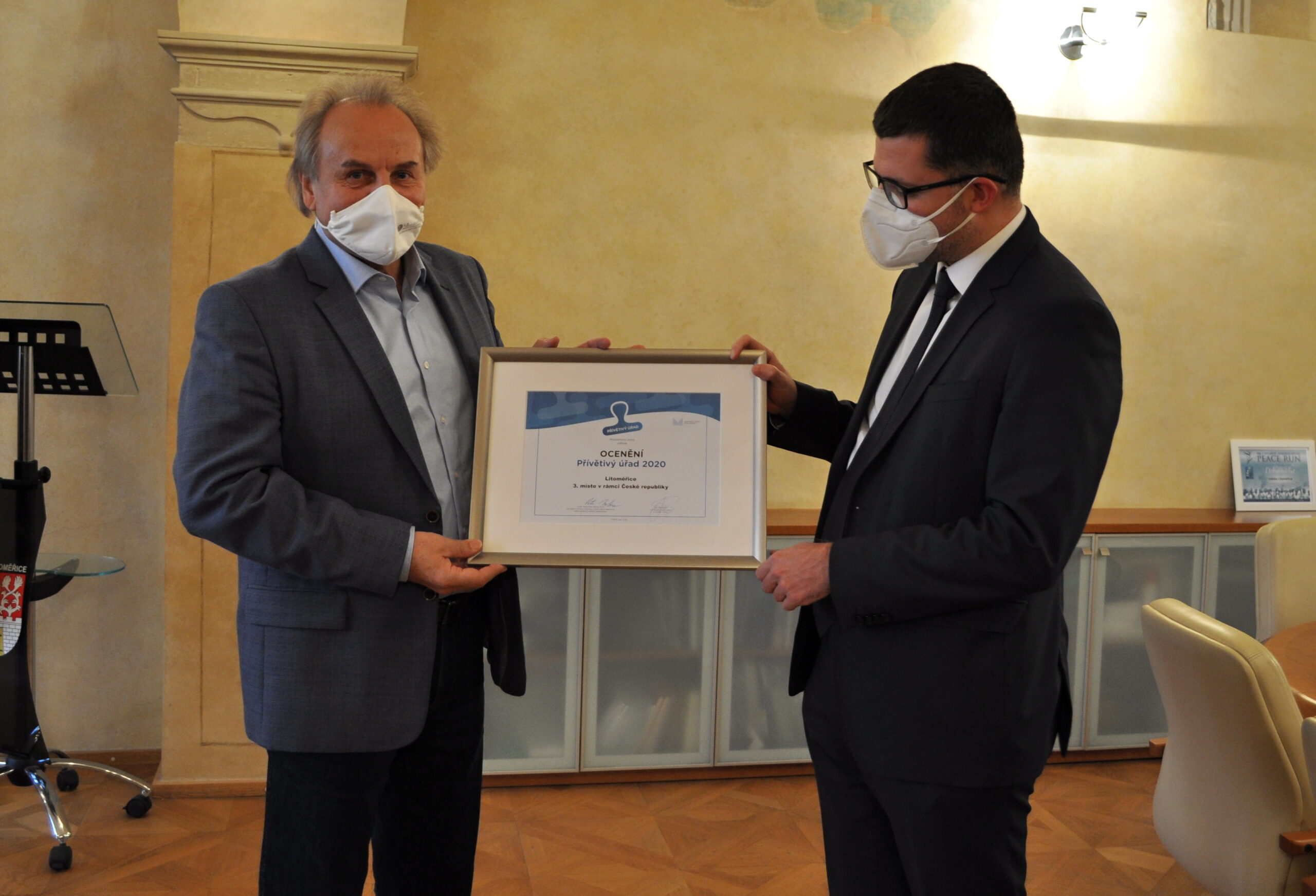 Starosta Litoměřic převzal ocenění za bronzovou příčku v anketě „Přívětivý úřad 2020“
