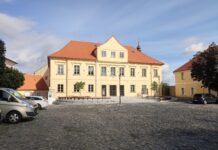 O víkendu si můžete prohlédnout Kulturní dům Říp. Dostanete teplý nápoj zdarma.