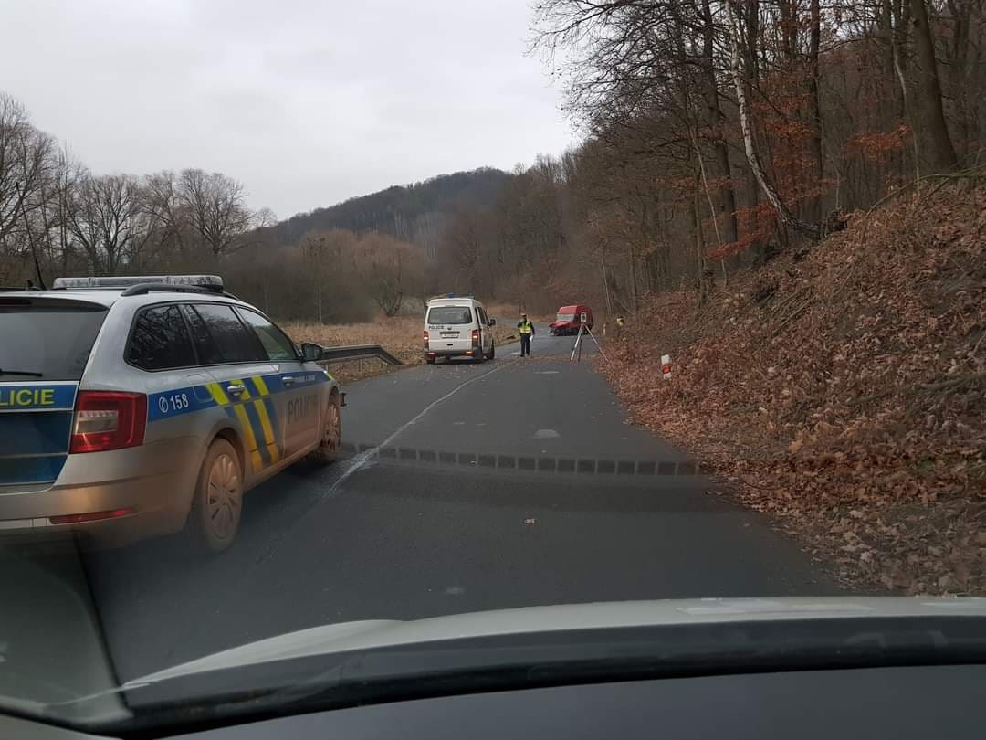 Dopravní nehoda u Tlučně dnes ráno na několik hodin uzavřela silnici