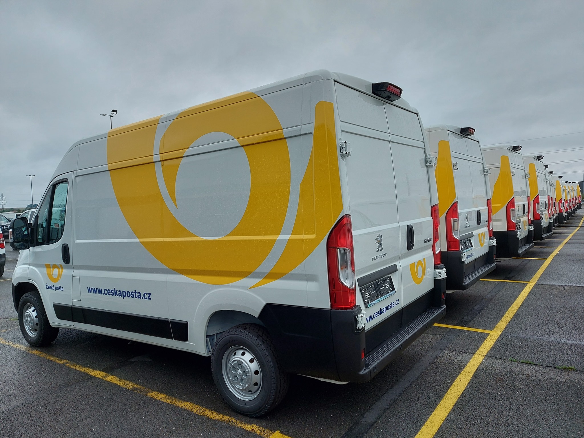 Česká pošta prodloužila rozhodné dny, do kdy podat balík tak, aby byl doručen do Štědrého dne