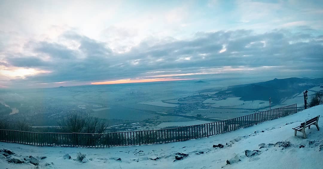 Na Nový rok můžete na některý z vrcholů Českého středohoří. Třeba na Milešovku nebo na Lovoš