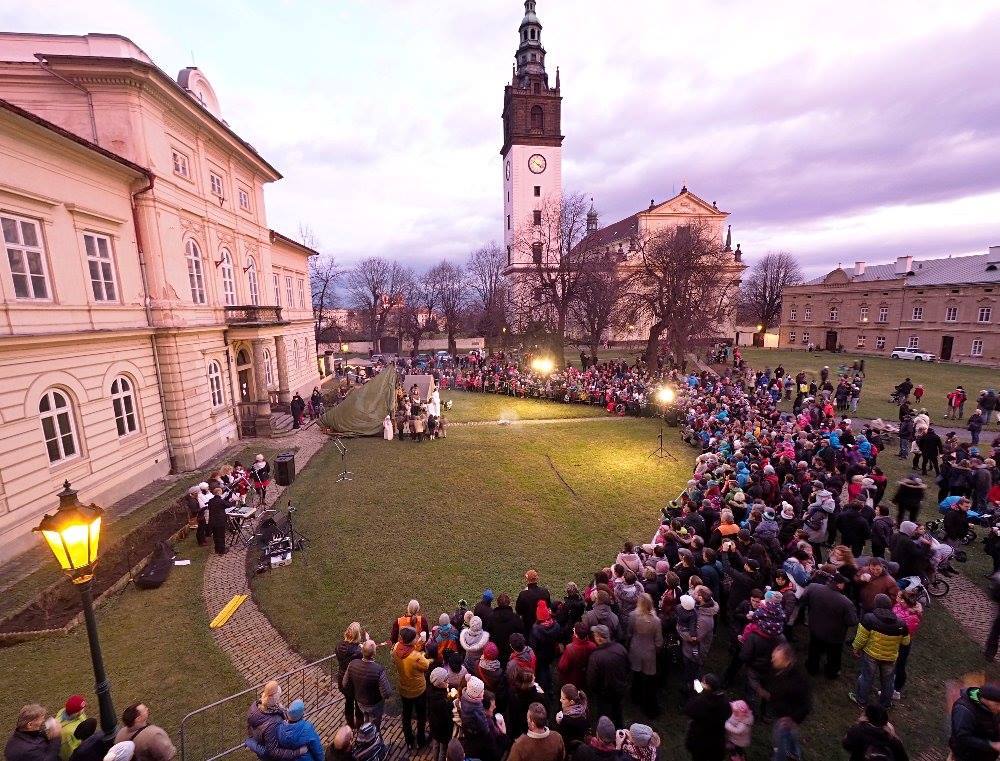 Dnešní Živý betlém na Dómském náměstí v Litoměřicích koronavirus nepřekazí