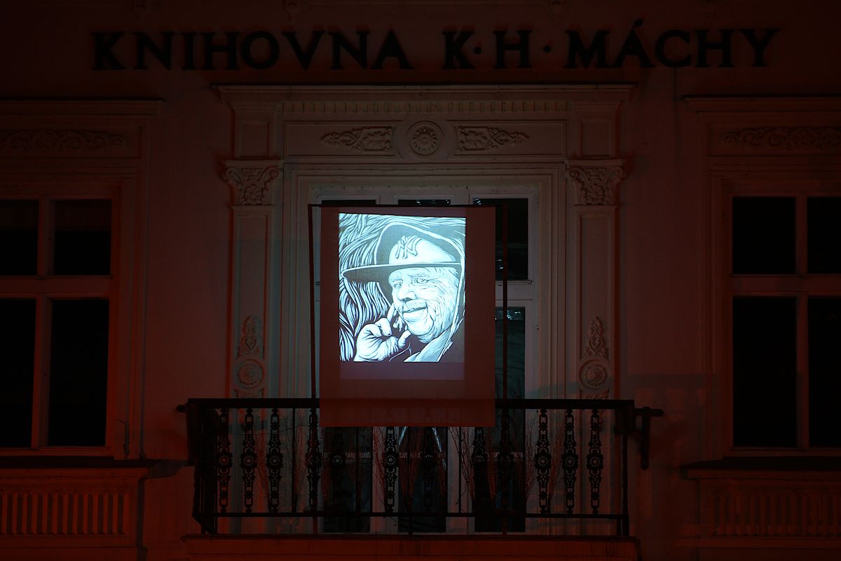 Havel shlíží z knihovny na litoměřické náměstí