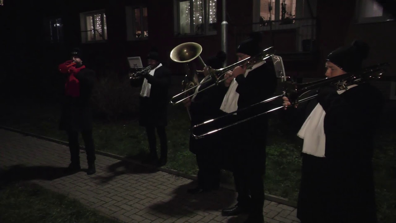 LOVOSICE: Podřipský žesťový kvintet hrál lidem pod okny