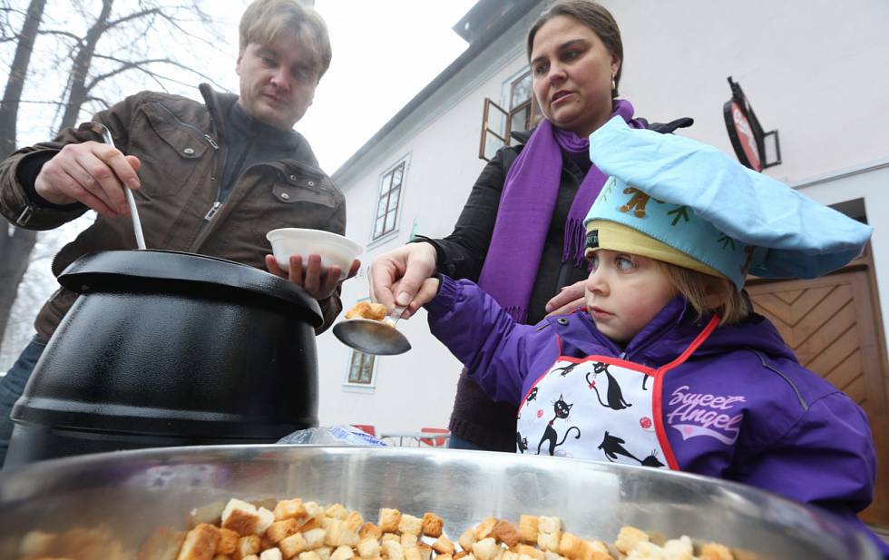 V centru Roudnice nad Labem se bude rozdávat rybí polévka a betlémské světlo