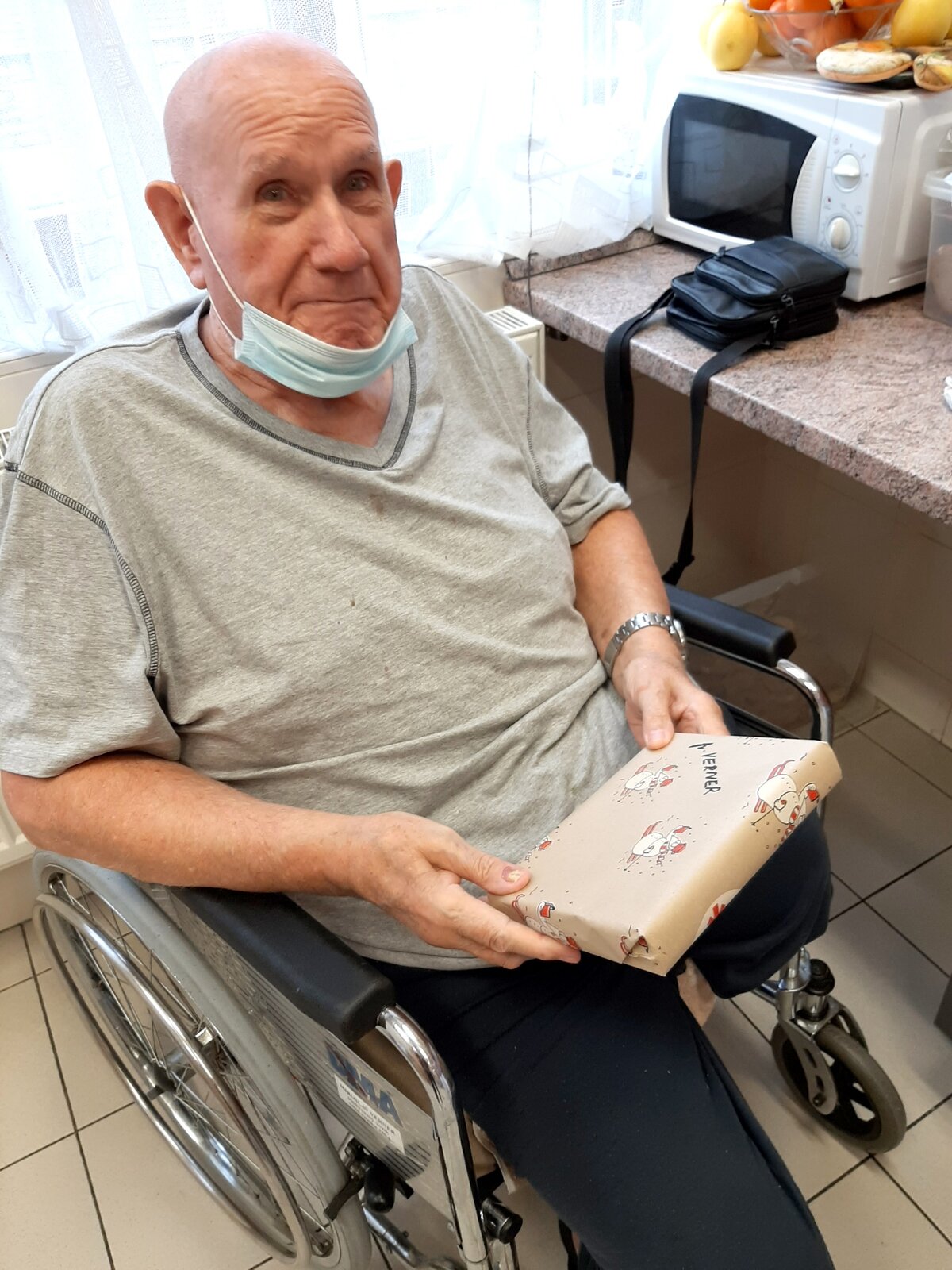 Strom přáním seniorům z Domova Na pahorku nadělil knihy