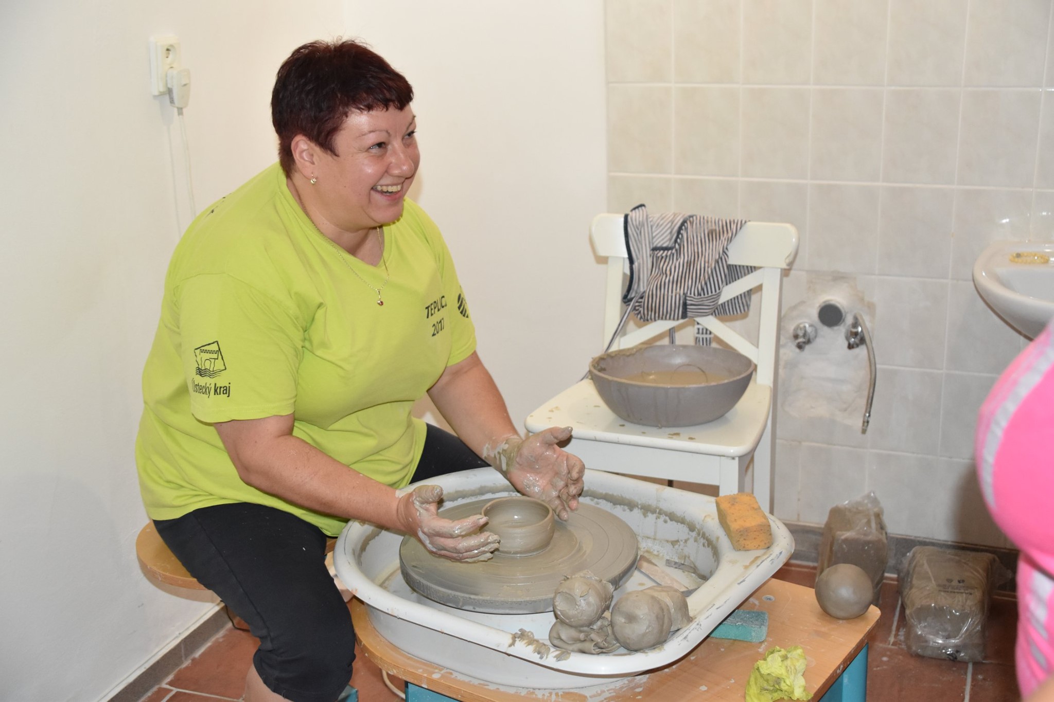 Vyzkoušejte si zdarma práci na hrnčířském kruhu nebo modelování z hlíny! Objednejte se do keramické kavárny!