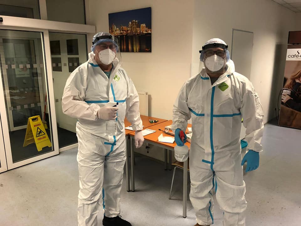 „V ústecké nemocnici pomáháme bez obav, zdravotníkům v ochranných oblecích není co závidět,“ říká velitel SDH Hrobce Jaroslav Jelínek