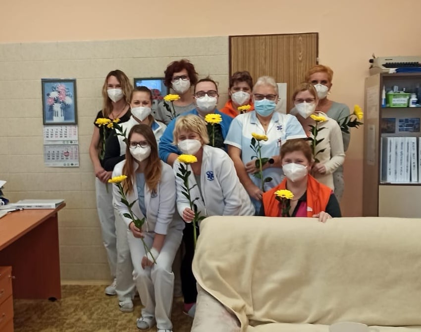 Na covidové stanice litoměřické nemocnice dorazily květiny