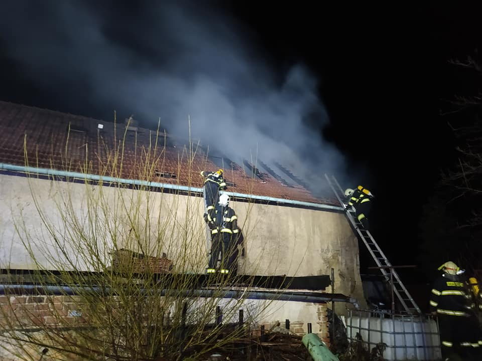 V Klenči včera v noci hořelo, hasiči vyhlásili 2. stupeň požárního poplachu