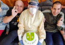 „Všem v Domově Na Pustaji držíme palce!“ říká starosta Křešic Michal Mančal. Obec do zařízení poslala dort