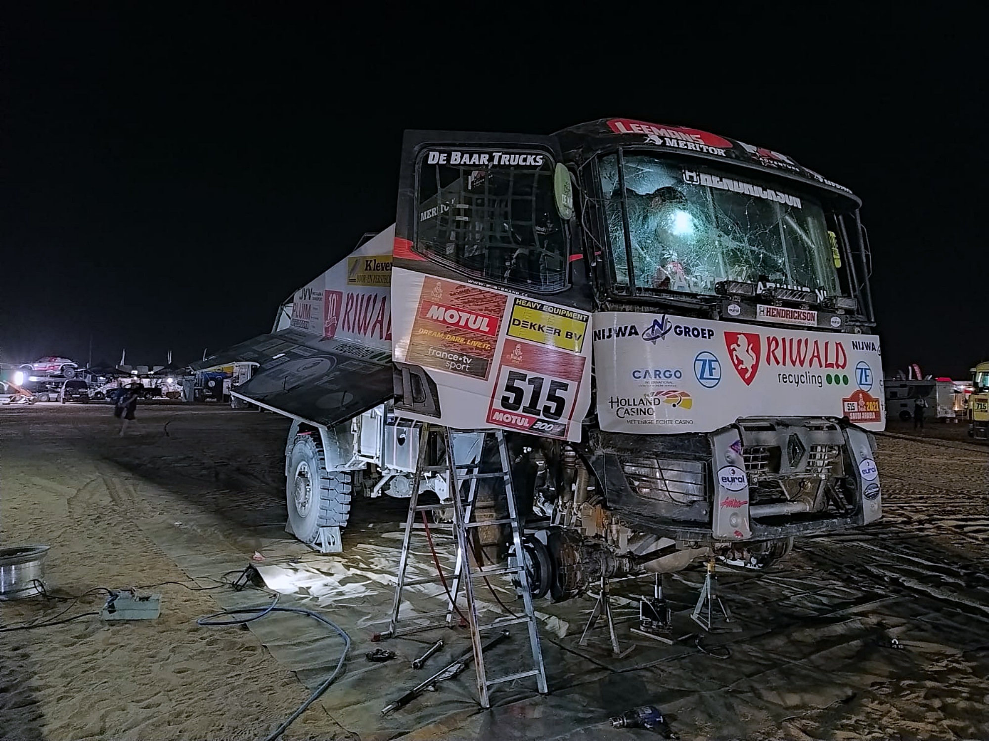 DAKAR – Van den Brink v desítce, Huzinka zradil motor