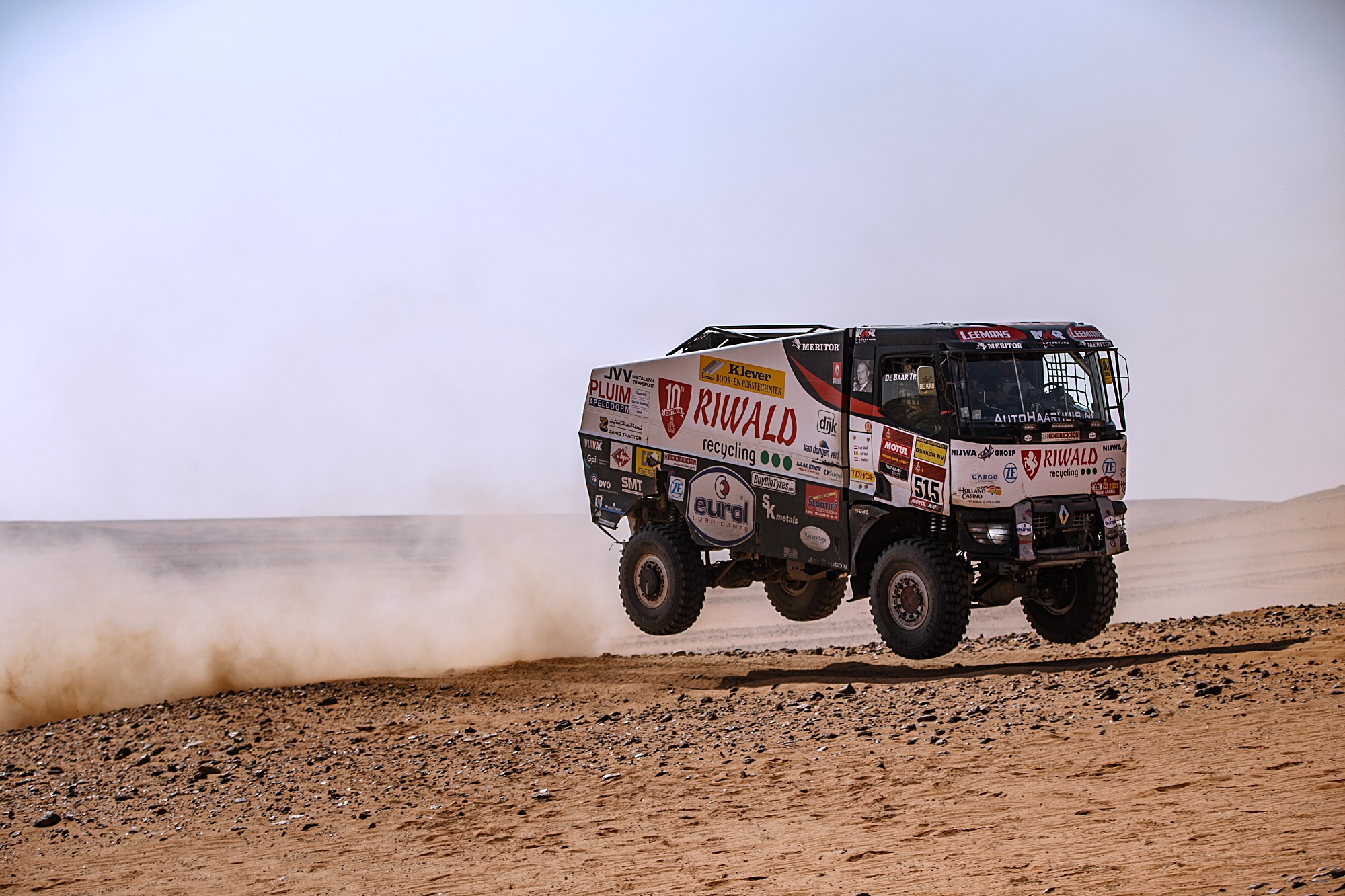 DAKAR – Maratonská pasáž je minulostí, posádky bojují o top ten