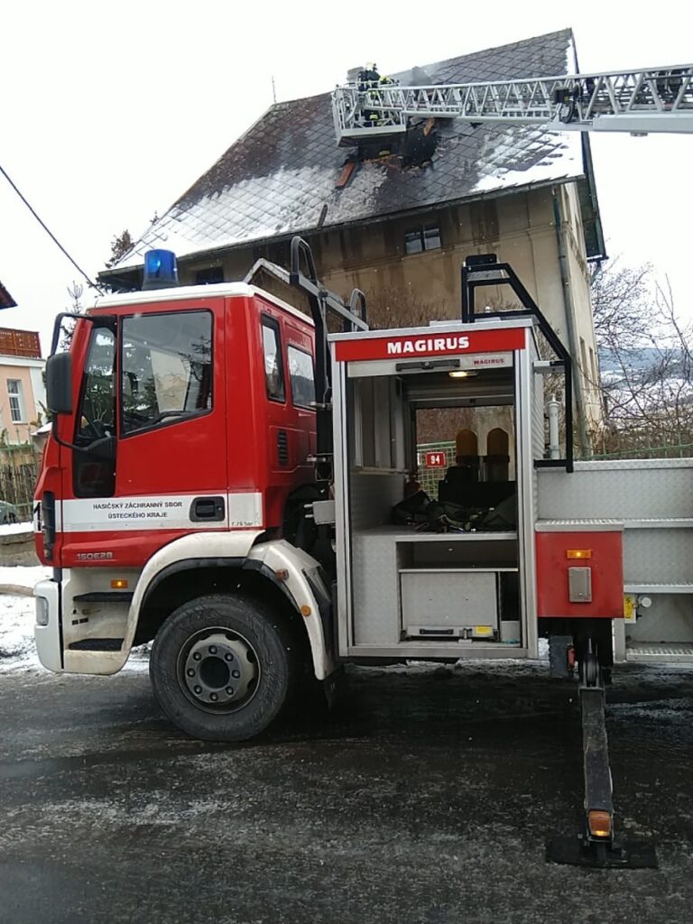 Požár střechy rodinného domu v Prackovicích nad Labem