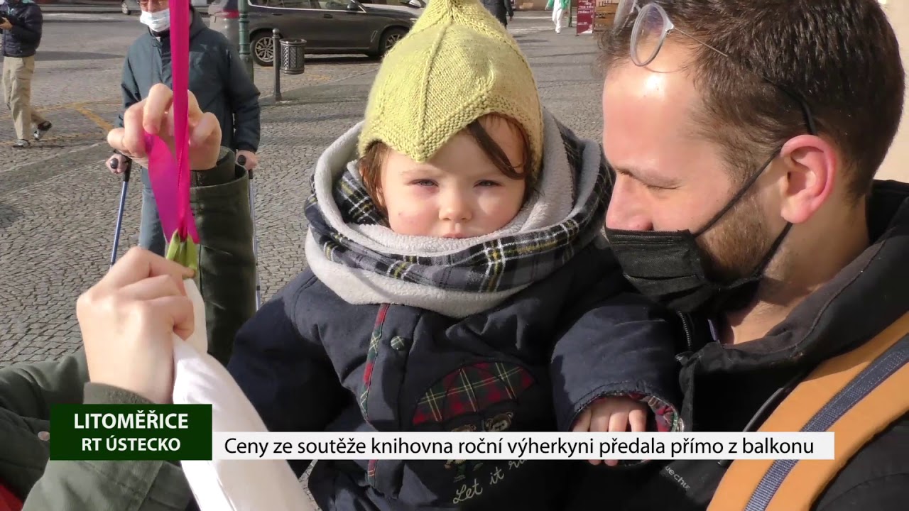 LITOMĚŘICE: Ceny ze soutěže knihovna roční výherkyni předala přímo z balkonu