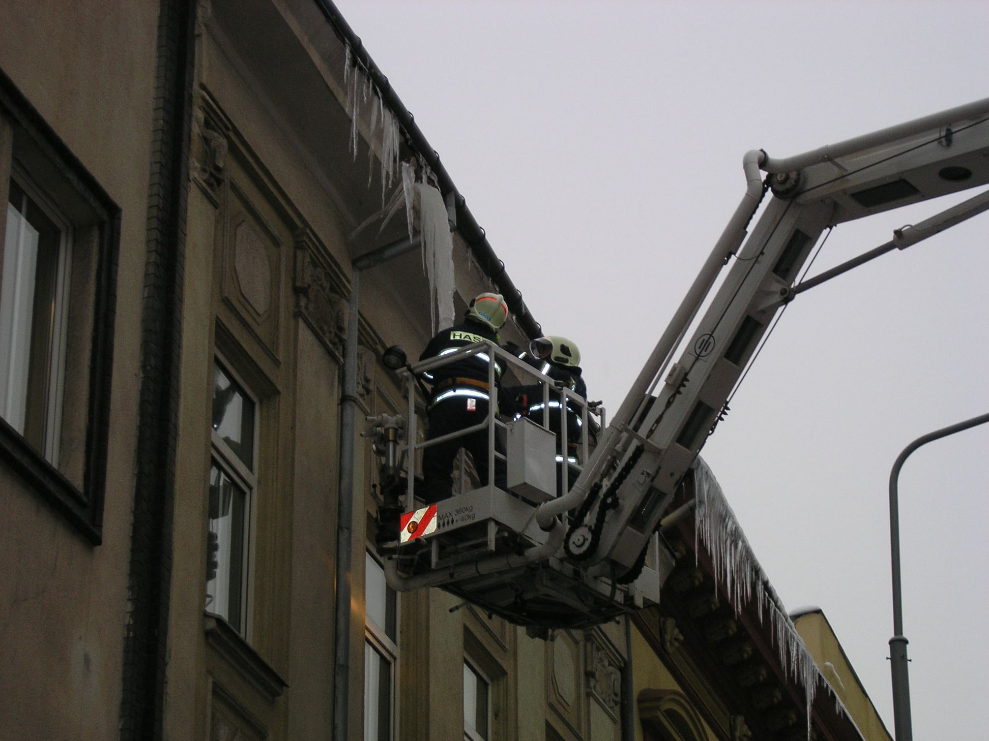 Hasiči odstraňují ze střech nebezpečné rampouchy