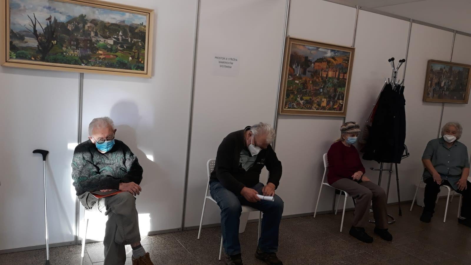 Na Zahradě Čech se proti koronaviru očkovali první senioři z Lovosic