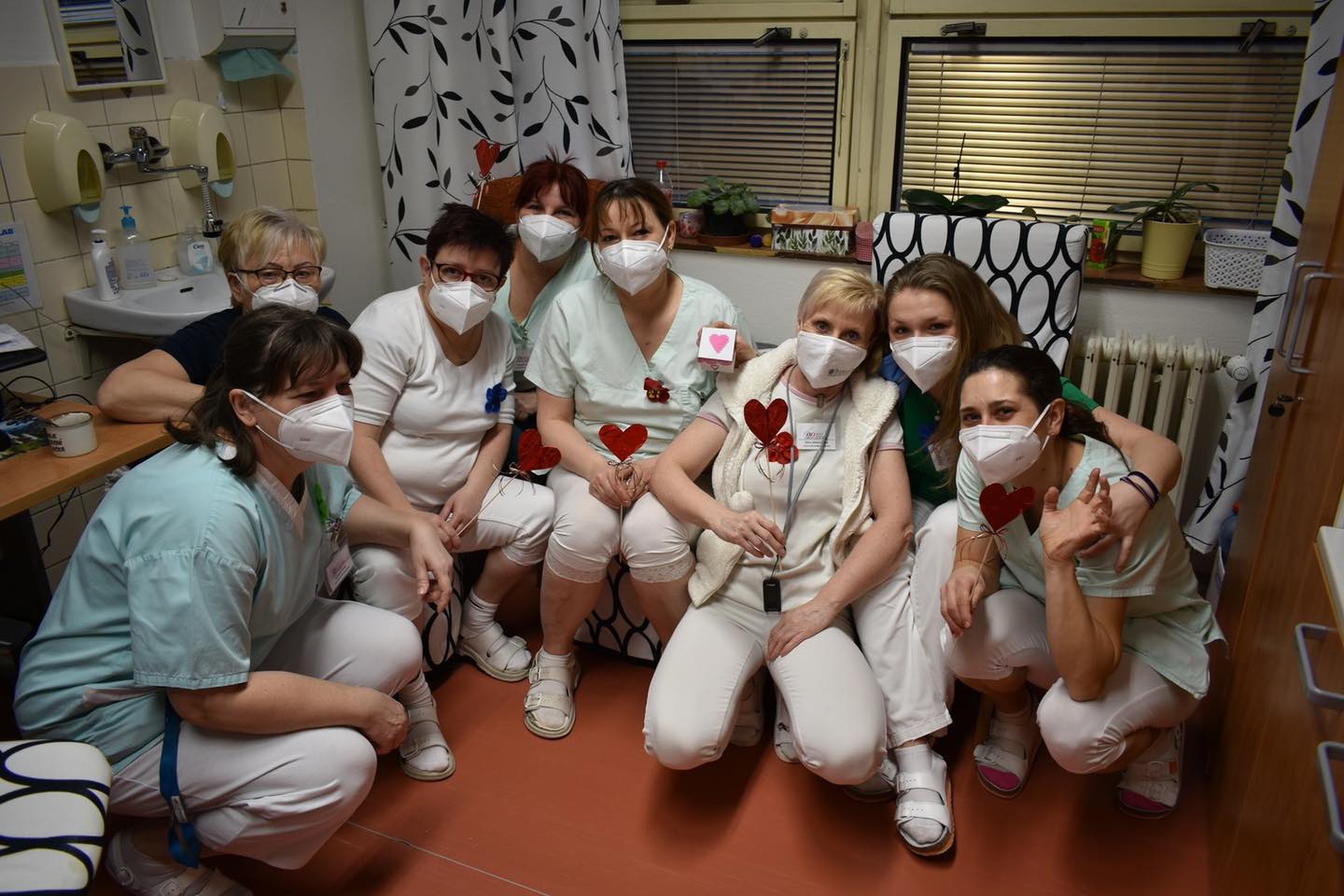 Děti ze ZŠ Antonína Baráka rozdávaly srdíčka. Pečovatelům a zdravotníkům