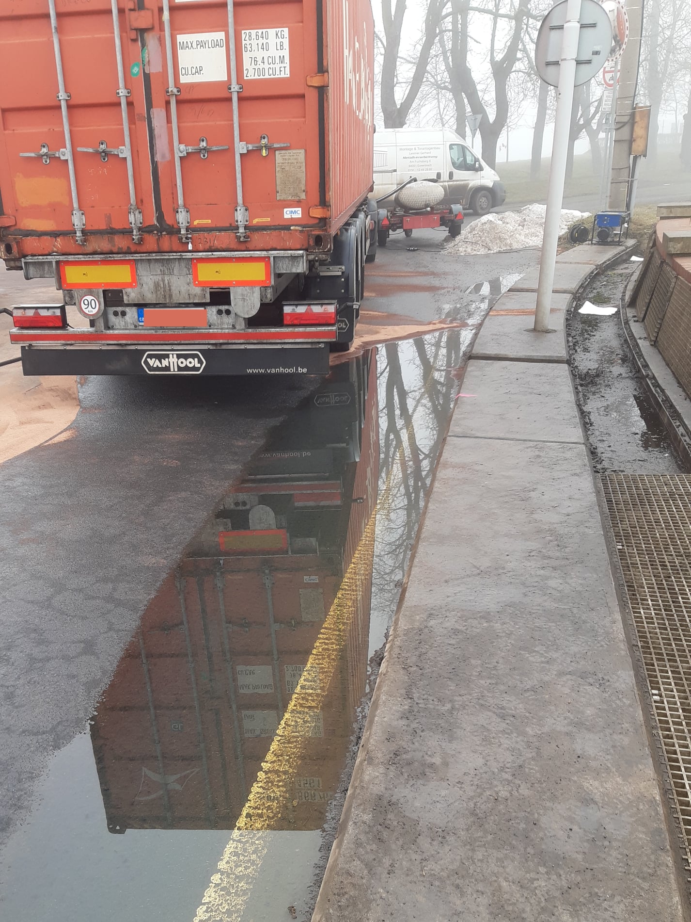 V Terezíně se srazil kamion s dodávkou, na silnici vyteklo 500 litrů nafty