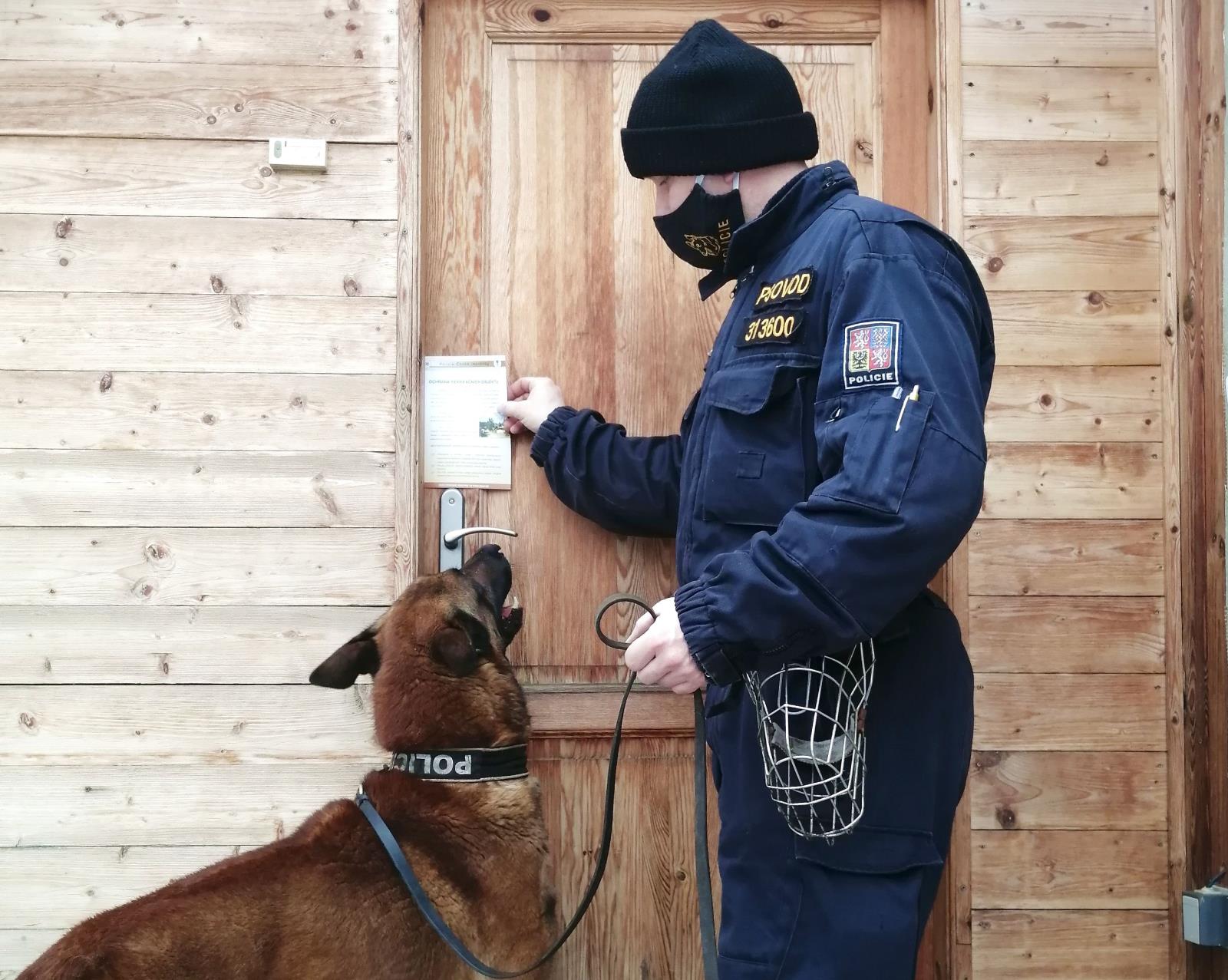 Policisté kontrolují chatové oblasti. Na Litoměřicku pomáhá i policejní pes